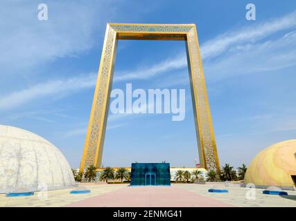 Le bâtiment Dubai Frame, autrefois connu sous le nom de Al Berwaz Tower dans le parc Zabeel à Dubaï, aux Émirats arabes Unis. Cadre doré, le plus grand du monde. Banque D'Images