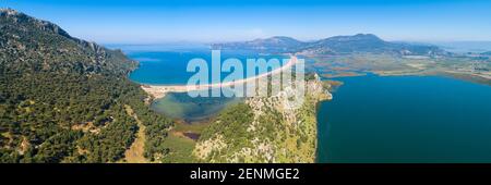 Vue panoramique aérienne sur le lac Sülüngür en direction de la plage de İztuzu, Dalyan, province de Muğla, Turquie Banque D'Images