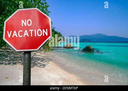 Pas de panneau de vacances sur fond de plage ensoleillé avec eau turquoise et sable blanc Banque D'Images