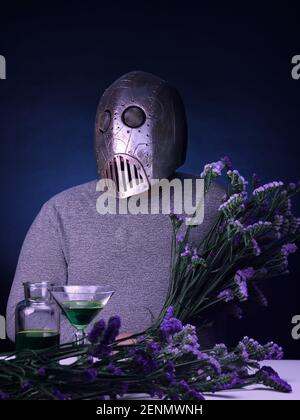 Portrait d'un homme âgé dans des tons bleus tenant un bouquet de fleurs bleues et violettes Banque D'Images