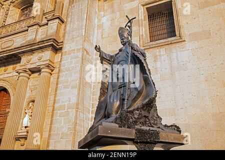 La statue du pape à la vierge de Guadalupe dans son manteau, à côté de la cathédrale métropolitaine de Mexico. La statue est faite avec Banque D'Images