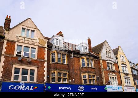 Propriété, architecture dans Hamlet court Road, Westcliff on Sea, Essex, Royaume-Uni, qui est à l'origine une rue de détail de l'époque édouardienne. Styles variés Banque D'Images