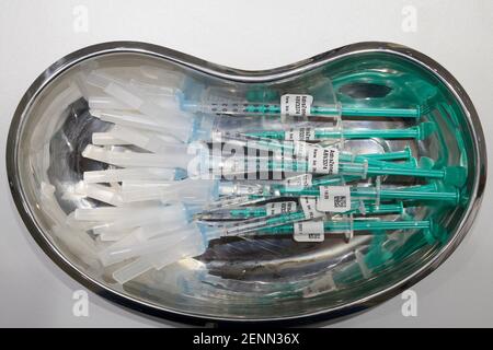 ALLEMAGNE, Hambourg, corona pandémiques, plus grand centre de vaccination en Allemagne, pour 7000 personnes max. Par jour, préparation du vaccin suédois britannique AstraZeneca pour injection, dresser un vaccin sur seringues Banque D'Images