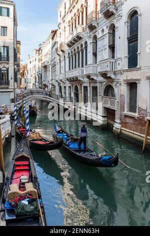 Un canal étroit avec Gondola et touristique à la Calle de la Canonica, Venise, Italie Banque D'Images