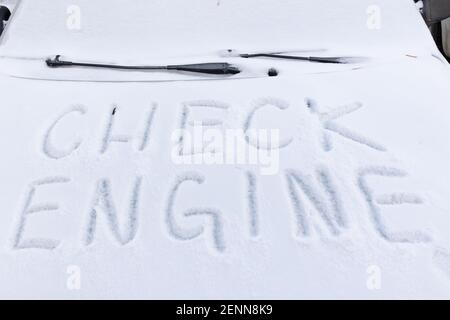 l'inscription sur le capot d'une voiture brisée gelée recouverte de neige, garée dehors par un froid hiver. le moteur ne démarre pas Banque D'Images