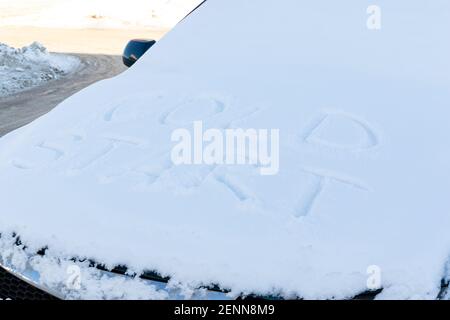 l'inscription sur le capot d'une voiture brisée gelée recouverte de neige, garée dehors par un froid hiver. le moteur ne démarre pas Banque D'Images