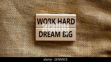 Un grand symbole de rêve à travailler dur. Concept mots "travailler dur rêve grand" sur des blocs de bois sur un magnifique arrière-plan de toile. Affaires, motivation et travail har Banque D'Images