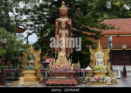 Bouddha debout en bois à Wat Phra que Doi Suthep à Chiang Mai, Thaïlande. Banque D'Images