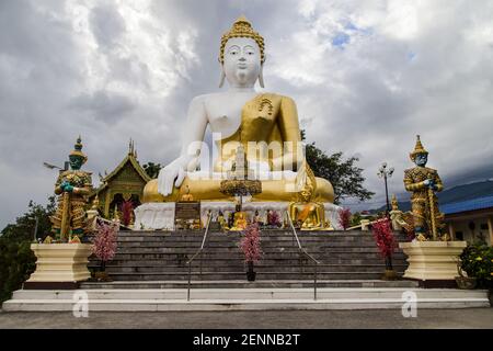 Grand Bouddha à Wat Phra que Doi Kham à Chiang Mai, Thaïlande. Banque D'Images