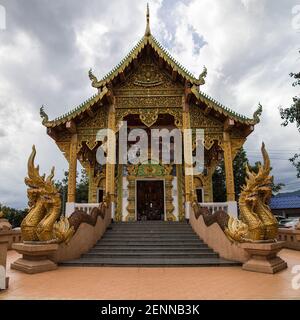 Ubosot à Wat Phra This Doi Kham à Chiang Mai, Thaïlande. Banque D'Images