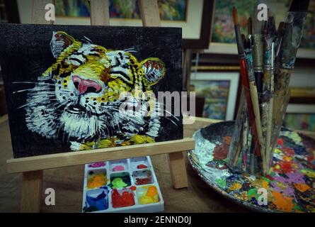 Art peinture acrylique couleur sourire mignon tigre dans le noir de Thaïlande , tigre du Bengale Banque D'Images