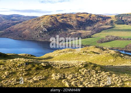 En regardant à travers Ullswater dans le district des lacs anglais jusqu'à Gowbarrow est tombé de Hallin Fell, Martindale, Cumbria Royaume-Uni Banque D'Images