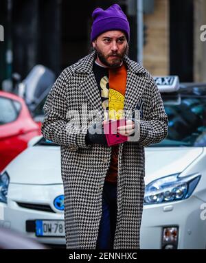 MILAN, Italie- février 23 2019: Hommes dans la rue à Milan. Banque D'Images