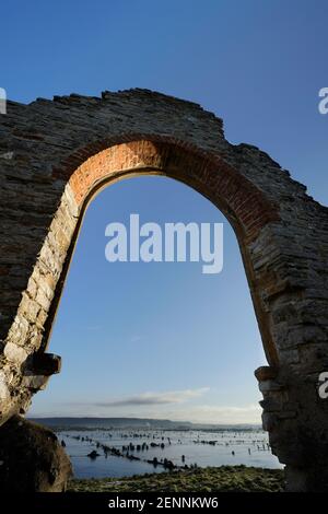 L'arcade ruinée de Burrow Mump aux niveaux de Somerset. L'eau d'inondation gelée est visible dans les champs à distance. Banque D'Images