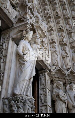 Vierge à l'enfant, Cathédrale notre Dame, Paris, Île-de-France, France Banque D'Images