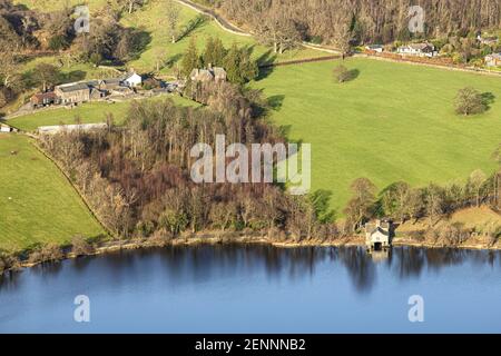 Gowbarrow Hall aller Mountain School sur les rives d'Ullswater dans le district de English Lake vue de Hallin Fell, Martindale, Cumbria Banque D'Images