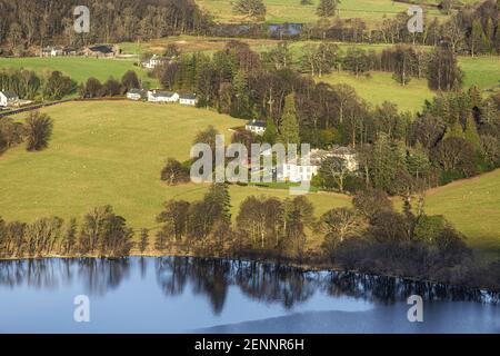 Gowbarrow Hall aller Mountain School sur les rives d'Ullswater dans le district de English Lake vue de Hallin Fell, Martindale, Cumbria Banque D'Images