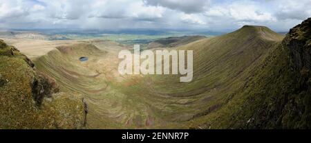 Une vue panoramique sur le MCG Llwch depuis le sommet de Corn du dans les Brecon Beacons, au pays de Galles. Le ventilateur y de la plume est visible sur la droite. Banque D'Images