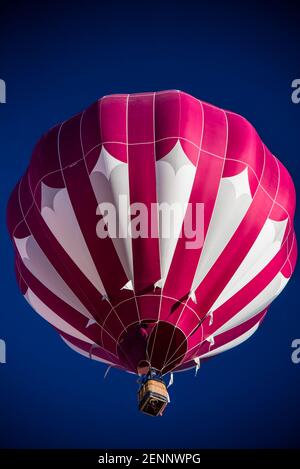 Kanab, Utah, États-Unis, 19 février 2021, - regarder directement dans un ballon d'air chaud. Cette perspective donne l'impression que la terre tombe, Banque D'Images