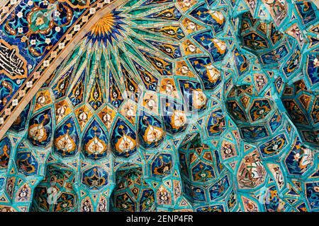 Belle décoration bleue de l'intérieur du portail de Saint Mosquée de Pétersbourg Banque D'Images