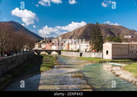 La petite ville de Piobbico avec la rivière Candigliano dans la province de Pesaro-Urbino (Marche, Italie) Banque D'Images