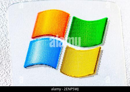 Microsoft Windows XP, logo du système d'exploitation Windows 7, macro d'étiquette de symbole de marque, gros plan extrême, détail. Ancien concept de sécurité du système d'exploitation, non Banque D'Images