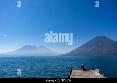 Vue sur le lac Atitlán / Lago de Atitlán depuis San Marcos, Guatemala Banque D'Images