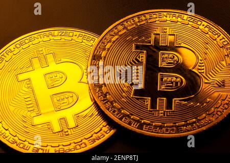 Deux pièces de monnaie en bitcoin en or brillant macro, gros plan extrême. Symbole de crypto-monnaie d'or de près, finance décentralisée, richesse des actifs numériques, cryp bitcoin Banque D'Images