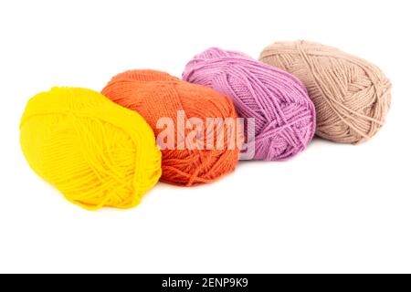 Quatre fils à tricoter clews isolés sur fond blanc. Banque D'Images