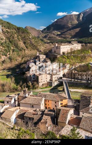 La petite ville de Piobbico dans la province de Pesaro-Urbino (Marche, Italie) Banque D'Images