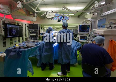 Les médecins et chirurgiens effectuent l'opération. Banque D'Images