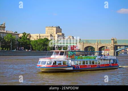 MOSCOU, RUSSIE - 05 JUIN 2013 : vue sur la rivière de Moscou, le bateau de plaisance et le pont Pushkinsky Banque D'Images