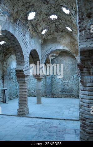 Colonnes et plafond avec évents en forme d'étoile, bains arabes, Ronda, Málaga, Andalousie, Espagne Banque D'Images