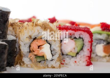 Un petit sushi croustillant au saumon et au fromage à la crème. Macro. La photo peut être utilisée comme arrière-plan entier. Banque D'Images