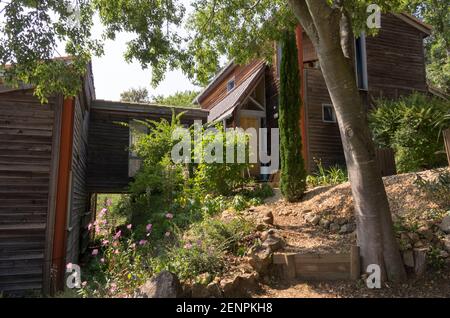 Extérieur de l'éco-maison construite sur deux niveaux en Languedoc, sud de la France, en 2013. Banque D'Images