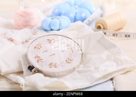 Toile pour la broderie dans un cerceau rond, fil multicolore fil à mouler et autres fournitures pour le travail des aiguilles. Passe-temps, fabrication, créativité, temps libre a Banque D'Images