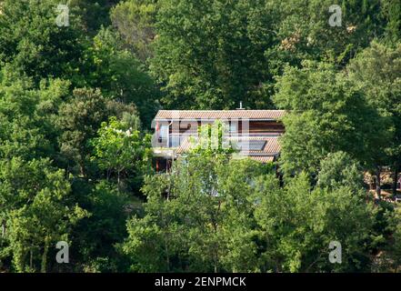 Extérieur de l'éco-maison autoconstruite nichée dans la verdure, Languedoc, Sud de la France, 2013. Banque D'Images