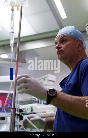 Les médecins et chirurgiens effectuent l'opération. Banque D'Images