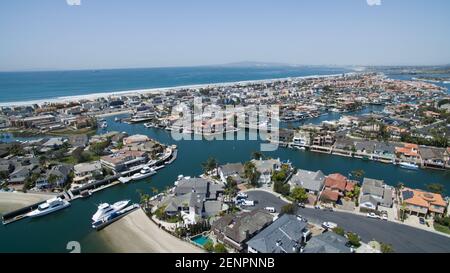 Vue aérienne d'un quartier niché à l'intérieur d'un port, à côté de l'océan Banque D'Images