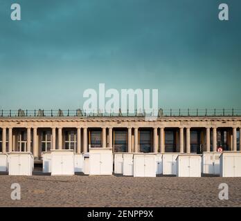 Cabines de plage en face du palais Thermae à Ostende, Belgique. Banque D'Images