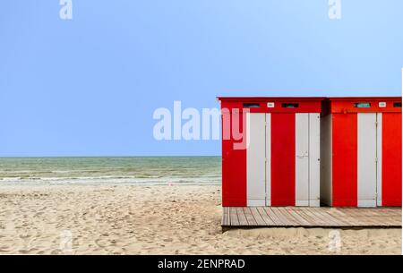 Rangée de huttes de plage en bois vintage sur la plage de Dunkerque en France Banque D'Images
