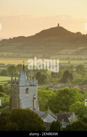 Glastonbury Tor avec l'église West Pennard en premier plan. Somerset, Royaume-Uni. Banque D'Images