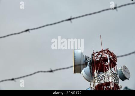 Vue détaillée des antennes de télécommunication avec ciel bleu ciel nuageux à l'intérieur l'arrière-plan Banque D'Images