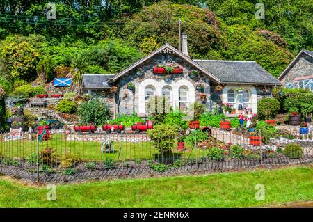 Le jardin avant décoré d'un cottage à Aldochlay sur le Loch Lomond. Banque D'Images