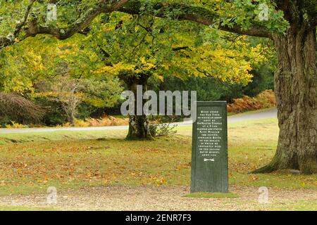 La Pierre de Rufus, marquant l'endroit allégué où le roi William II a été mortellement blessé par une flèche en 1100AD. New Forest, Royaume-Uni. Banque D'Images