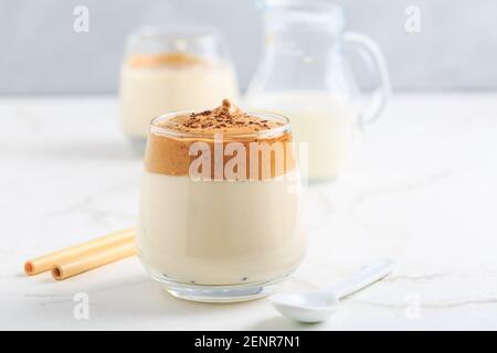 Café Dalgona. Boisson fouettée crémeuse et glacée avec mousse de café et lait. Banque D'Images