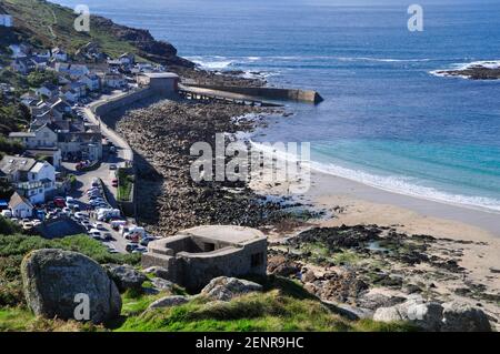Une boîte de pilules WW2 en béton et en granit donnant sur la plage et la ville de Sennen crique, construite dans le cadre des défenses côtières pendant la guerre.Sennen, West PE Banque D'Images