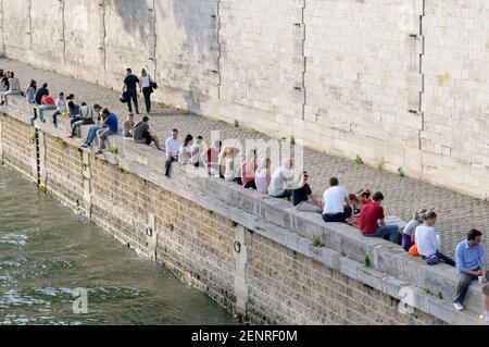 Enjoying the View, Seine River, Paris, Île-de-France, France Banque D'Images