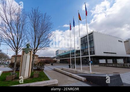 Sèvres, France - 26 février 2021 : vue sur la place Charles de Gaulle avec le buste de Charles de Gaulle et le collège de Sèvres (international s Banque D'Images