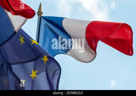 Les drapeaux de la France et de l'Union européenne flottent dans le vent. Gros plan Banque D'Images